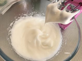 7、海苔肉松小贝,打至提起打蛋器出现大弯勾即可