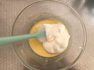 8、海苔肉松小贝,取三分之一蛋白加入蛋黄糊中，翻拌均匀