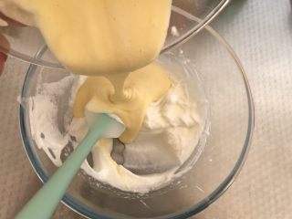 9、海苔肉松小贝,然后再把混合物倒回剩余的三分之二蛋白里