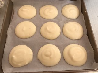 12、海苔肉松小贝,裱花袋剪个直径1cm左右的口，烤盘铺油纸，挤6cm左右的圆，烤箱提前预热好160度中层烤20分钟左右即可