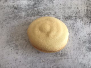 14、海苔肉松小贝,两个蛋糕片扣在一起