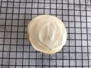 15、海苔肉松小贝,两个表面都涂抹上沙拉酱