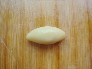 8、琵琶烧果子,捏紧封口，包成椭圆形。