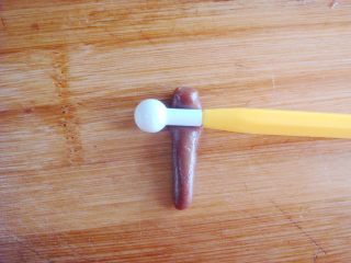 12、琵琶烧果子,可可面团搓细长条，一端压一下。