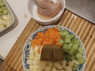 2、鸡腿咖喱饭,切好