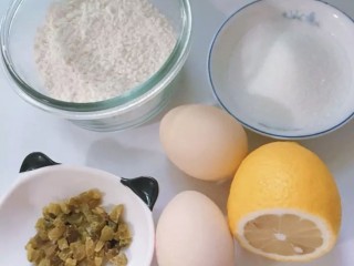 1、甜甜圈蒸糕,1.准备好相关食材。