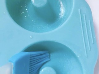 7、甜甜圈蒸糕,7.往模具内涂上一层花生油。