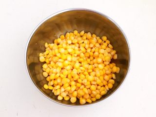 9、枣香玉米烙,把煮熟的甜糯玉米放入大碗里