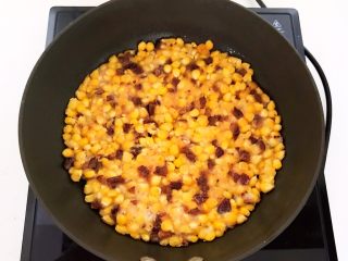 19、枣香玉米烙,玉米粒定型后翻面，再继续煎制2分钟左右就熟了