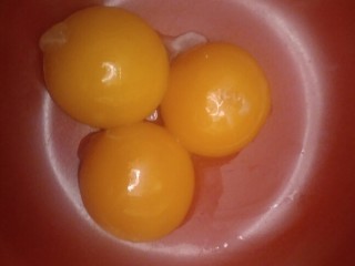 4、柔软到出乎意料-奶酪蛋糕卷,三颗鸡蛋蛋黄蛋清分离