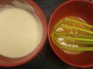 5、柔软到出乎意料-奶酪蛋糕卷,蛋黄打散