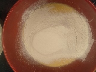 6、柔软到出乎意料-奶酪蛋糕卷,在蛋黄中过筛低筋面粉30克搅拌均匀