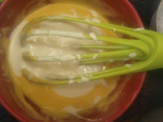 9、柔软到出乎意料-奶酪蛋糕卷,继续搅拌