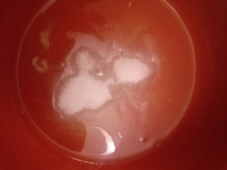 11、柔软到出乎意料-奶酪蛋糕卷,三个蛋白中加入30克细砂糖