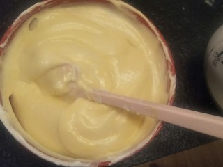 16、柔软到出乎意料-奶酪蛋糕卷,慢慢切拌好的奶酪糊