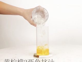 4、网红饮品—银河系水蜜桃，在家打造ins风,黄柠檬挤汁与冰块雪克均匀，倒入杯中