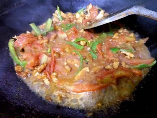 9、意大利面原来可以这样做，简单、营养、美味,加入洋葱青椒西红柿炒熟。