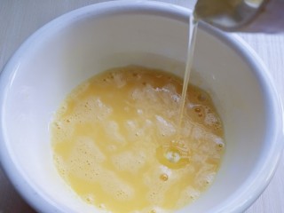 3、简单易学～巧克力淋面蛋糕,加入玉米油，使油和蛋液完全融合再一起，(色拉油也可以，但是一定要无味的)不建议使用黄油或橄榄油。