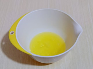 6、简单易学～巧克力淋面蛋糕,蛋白打发，往蛋白里加入柠檬汁(白醋也可以)电动打蛋器将蛋白高速打发至呈现鱼眼泡。 加入三分之糖，继续高速打发，蛋清泡消失。