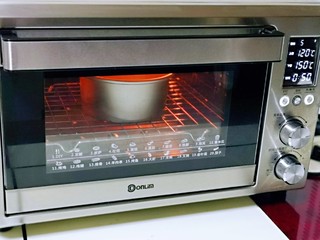 12、简单易学～巧克力淋面蛋糕,入烤箱中层，上管120度，下管150度烤50分钟！（时间及温度仅供参考）