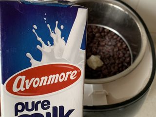 7、奶香红豆小元宵,加入冰糖，牛奶，煮开