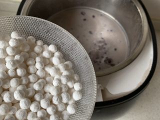 8、奶香红豆小元宵,煮开后放入小丸子，煮熟就可以了