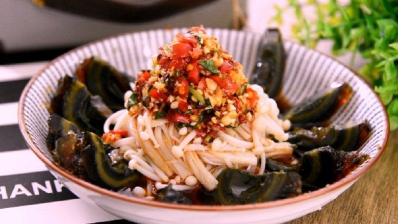 金针菇搭配上皮蛋真的一绝不信可以试试看哦