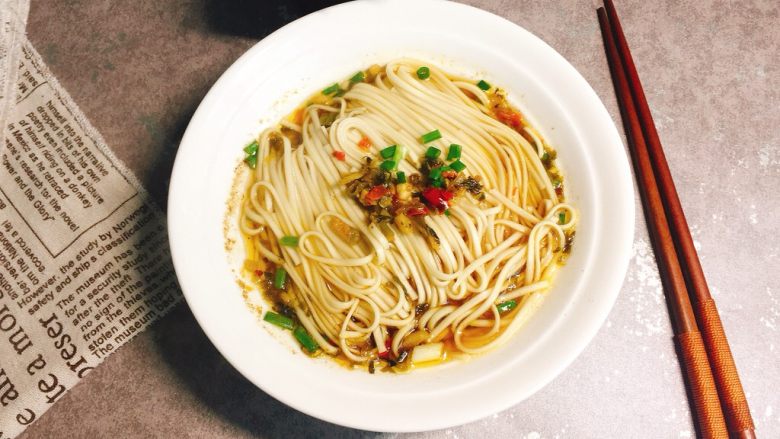 一碗面酸菜辣味早餐挂面