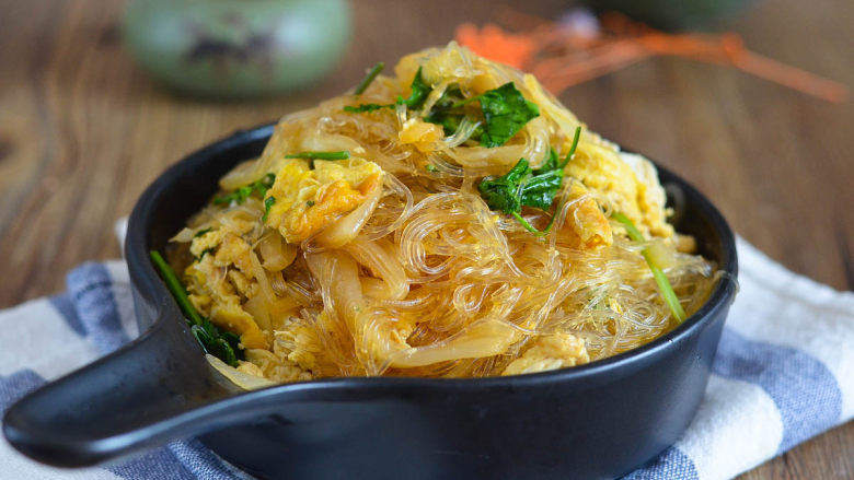 鸡蛋酸菜炒粉丝酸香开胃特别好吃