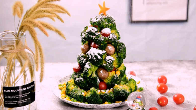 节日气氛浓厚的西兰花圣诞树