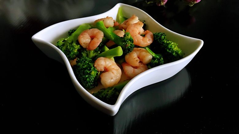 西兰花炒虾仁经典中一直透着时尚