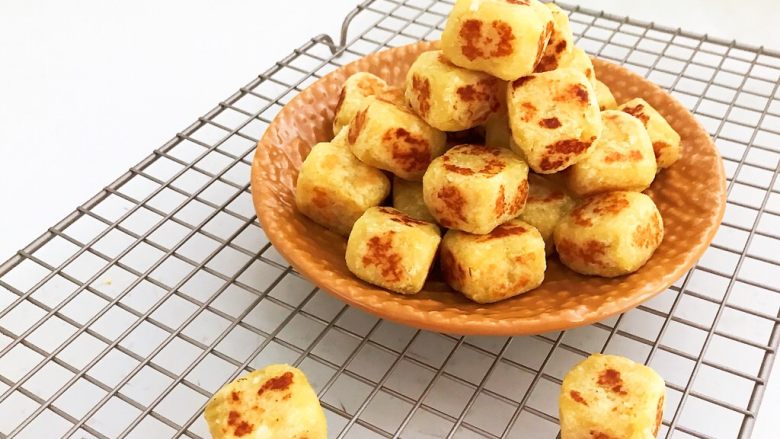 美味小零食无油版红薯椰香小方