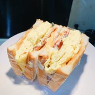 厚蛋烧芝士脆皮肠三明治