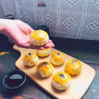 酥到掉渣的豆沙蛋黄酥你要来一个吗