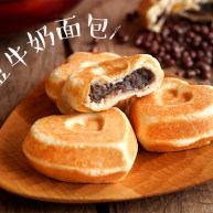 奶香心形红豆面包柔软甜蜜
