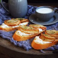 百变水果柠香酸奶佐蜂蜜烤梨配法棍面包