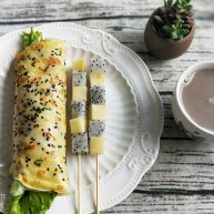 鸡蛋生菜卷饼水果串核桃芝麻糊营养早餐