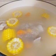 胡萝卜玉米排骨汤