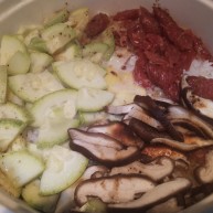 家常腊肠西葫芦香菇三拼煲仔饭