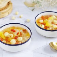 桃胶银耳凤梨甜汤