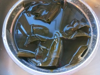 2、海带冬瓜汤,海带提前泡开切成小条。