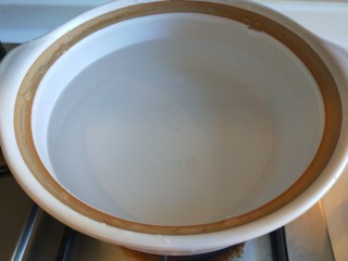 3、海带冬瓜汤,砂锅倒入清水烧开。