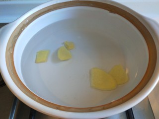 4、海带冬瓜汤,放入姜片。