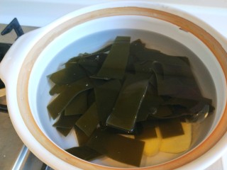 5、海带冬瓜汤,放入切好的海带。