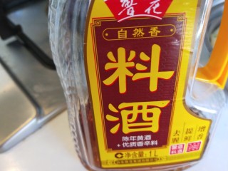 6、海带冬瓜汤,准备料酒。