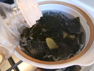 7、海带冬瓜汤,倒入料酒煮半小时。