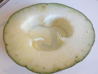 8、海带冬瓜汤,冬瓜一块去皮洗干净切成小块。