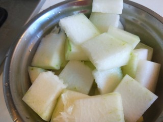 9、海带冬瓜汤,不要切成太厚装盆中。