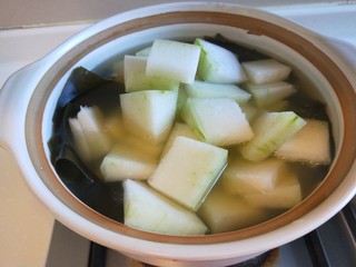 11、海带冬瓜汤,倒入冬瓜接着煮。