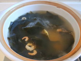 10、海带冬瓜汤,加入海米煮10分钟。